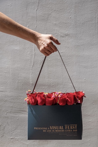 bolsa llena de flores