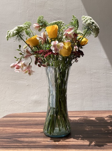 florero con agua y flores