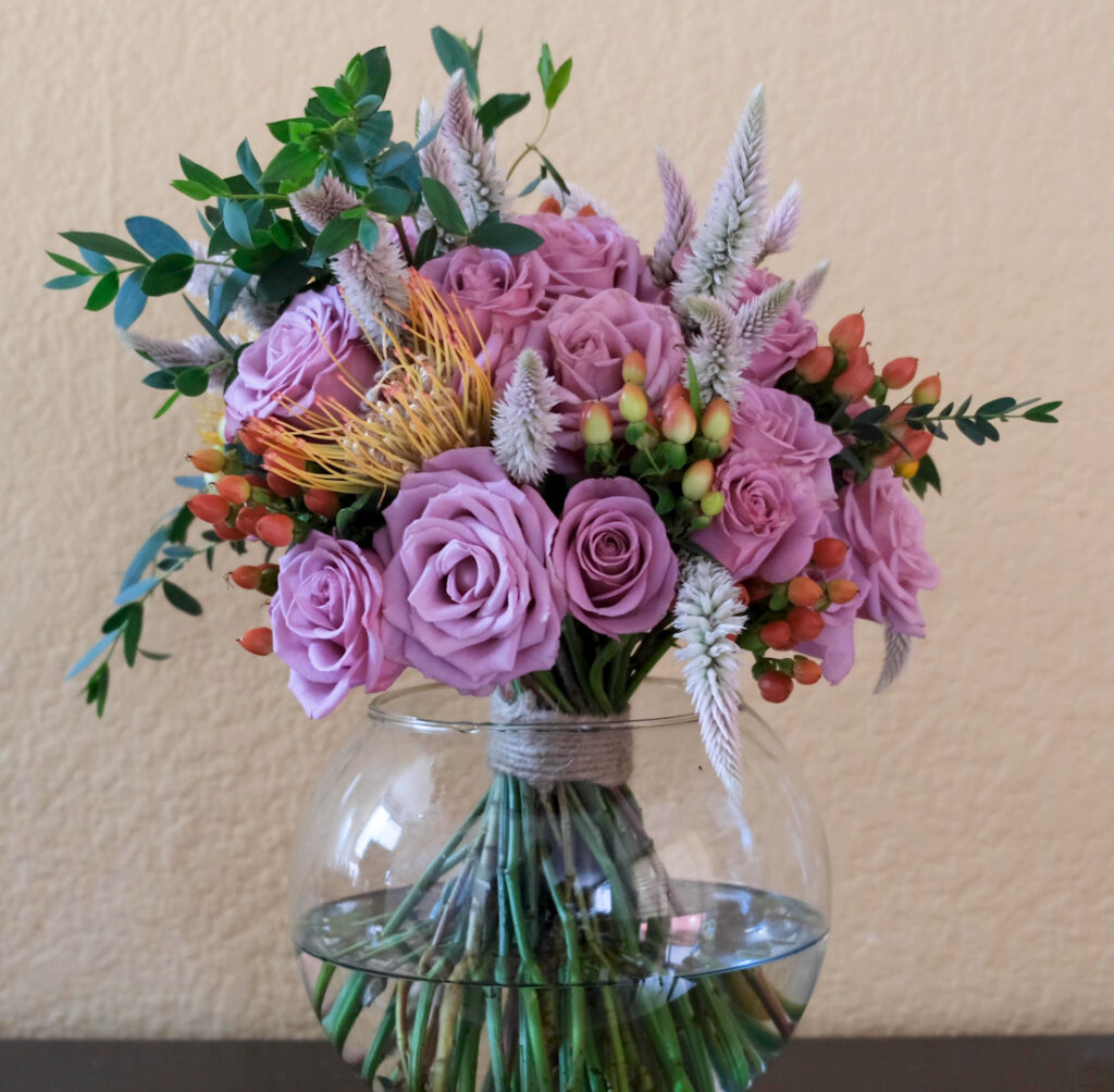 florero con diseño floral morado y rosa